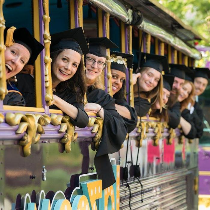 研究生们在前往毕业典礼的电车上微笑